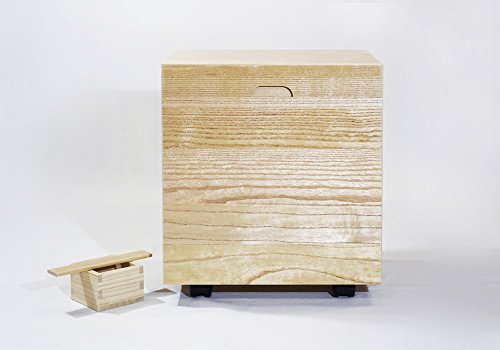 こちらは伝統の「会津桐」を使用し、熟練の職人によって一つ一つ丁寧に仕上げた米びつです。上質な素材と美しいデザインが、キッチンをおしゃれな雰囲気に演出してくれます。