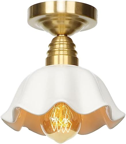 Lampe industrielle près du plafond pour optimiser les petits espaces