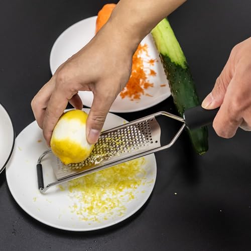Foto von Käsereibe Zitronenreibe Zester Reibe Fein Parmesanreibe Handreibe Rasiermesserscharfe Premium Edelstahl Reibeoberfläche -Spülmaschinengeeignet inkl. Schutzabdeckung &TPR Griff, für Hartkäse, Zitrus