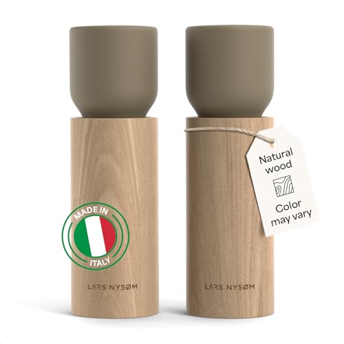 LARS NYSØM Moulin à Sel et Poivre en Bois Manuel - Ensemble de Moulins à Épices avec Broyeur Céramique Réglable - Moulins à Sel et Poivre Design en Bois de Hêtre pour Cuisine ou Table (Taupe Brown)