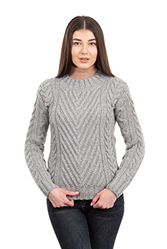 SAOL Pull en tricot, style irlandais des îles d’Aran, à 100 % en laine mérinos, avec motif torsadé, pour femme, en écru/bleu marine/gris - Gris - Small Cover