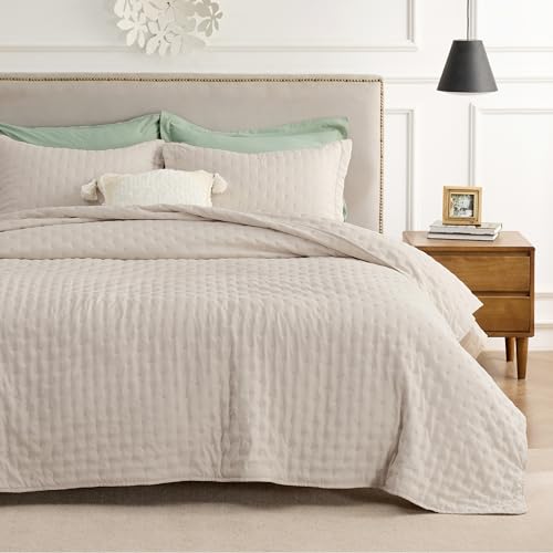 Bedsure King Size Quilt Set - Soft Ultrasonic Quilt King Size - Clover Bedspread King Size - Lightweight Bedding Coverlet for All Seasons (Includes 1 Natural Quilt, 2 Pillow Shams)