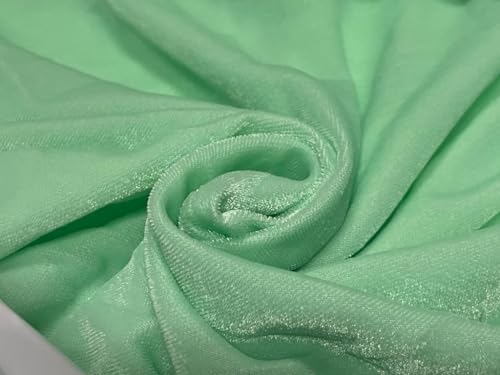 Tissu micro velours vert pastel anti effilochage pour réussir facilement vos tissus de couture