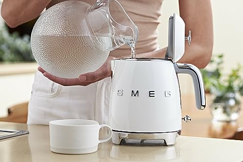 Smeg, Petite Bouilloire Électrique KLF05WHEU 0,8 L, Filtre Inox, Arrêt Automatique de Sécurité, Indicateur de Niveau d'Eau, Base Antidérapante et Range Cordon Intégré, Puissance 1400W, Blanc