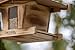 Kerbl Hobbyfarming Vogelfutterhaus, Aus Holz, Mit Glassichtfenster, Wetterfestem Dach, Robuste Kordel zur Aufhängung, Für Wildvögel, Witterungsbeständig
