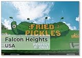 Falcon Heights, MN – Der berühmte Lebensmittelverkäufer von Fried Pickles auf der Minnesota State Fair bietet Pickle-Chips und Gurken auf einem Stab, Kühlschrankmagnet