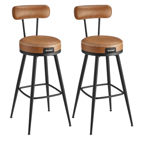 VASAGLE EKHO Colección - Juego de 2 Taburetes de Bar, Sillas Giratorias de Barra con Respaldo, Cuero Sintético con Costuras, Moderno Siglo Medio, Altura 76 cm, Barra Cocina, Marrón Caramelo LBC889K01