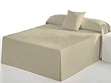 El edredón está formado por una parte acolchada que queda encima de la cama y los laterales sin acolchado quedando la prenda encajada perfectamente al colchón. La cama queda impecable y hecha en un momento.