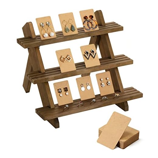Emibele Soporte para Exhibición de Joyas, Soporte para Joyas de Madera de 3 Niveles con Almohadillas Antideslizantes Ranuras y 50 Tarjetas, Organizador de Madera Rústico Pendiente, Marrón