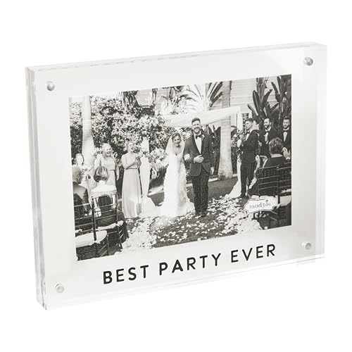 Cadre acrylique Mud Pie sur un buffet de salon pour immortaliser vos soirées - 2