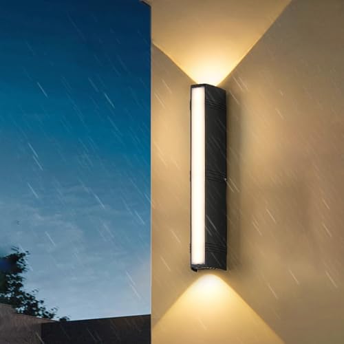 Luminaire mural moderne noir pour éclairer élégamment un couloir ou un escalier
