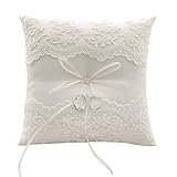 Matte Satinstoffe und Satinschleifen in der Mitte verleihen der Zeremonie mehr Romantik.