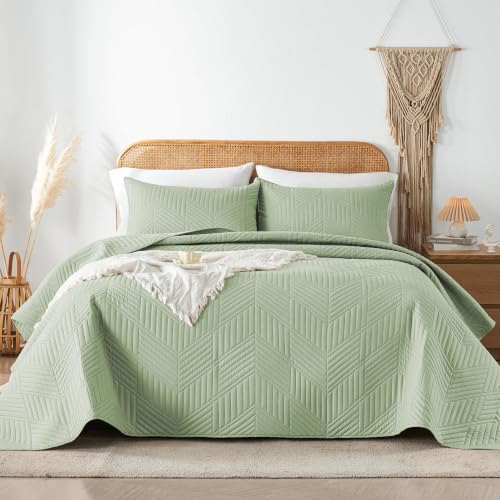 Davulos Sage Green Oversized Quilt Set 118"x106" for King/California King, Floor-Length Modern Geometric Pattern Bedspread, Premium Microfiber 3-Piece All Season Coverlet with 2 Shams