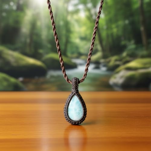 Pendentif en larimar naturel sur cordon cuir, le médaillon porte-bonheur idéal pour l'été