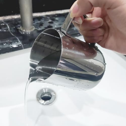 Foto von Nutabevr 350ml Milchaufschäumkrug Latte Tasse,304 Edelstahl Handheld Aufschäumkännchen,mit Messung Mark und Latte Art Pen,für Espresso, Milchaufschäumer, Kaffee,Latte Art,Kaffeeliebhabe