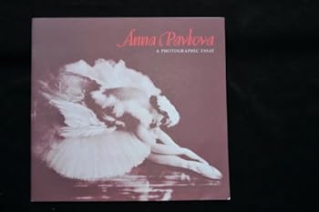 Paperback Anna Pavlova, a photographic essay Book