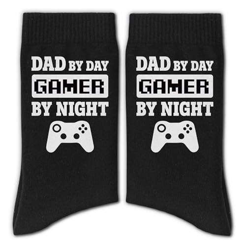 IDUXIY Funny Dad Socks – DAD BY DAY GAMER BY NIGHT Sign, Novelty Crew Gift for Men, Unique Present for Gamer Dads, Christmas Gift Idea, Stocking...