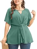 Speziell für Kurven gefertigt. V-Ausschnitt mit Schlüsselloch-Detail verleiht einen Hauch von Feminin. Die Taille dieser Bluse ist verstellbar, um Ihre Taille schön zu binden. Der gerüschte Saum versteckt Ihren Bauch