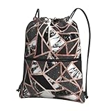 Matériau léger et durable : ce sac à dos à cordon imprimé marbre or rose est fabriqué à partir de polyester alvéolé résistant aux déchirures et hydrofuge, offrant un équilibre optimal entre résistance et poids minimal. Le matériau garantit que votre sac peut répondre aux exigences d'un usage quotidien et de voyages aventureux sans devenir un fardeau, y compris les rigueurs de la vie scolaire quotidienne, incarnant l'essence d'un sac à dos pliable vraiment léger