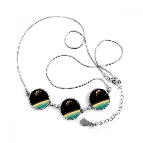 Collier planète bleue en pendentif rond pour sublimer vos tenues bohèmes