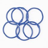 DESCRIPCIÓN: Pack de 6 unidades de anillas metálicas en color Azul Navy. Tamaño: 45 mm de diámetro. Anillas tipo “ring” que se abren y cierran cómodamente para incorporar páginas a tu proyecto en cualquier momento. Encuadernación sencilla y efectiva, no se necesitan herramientas complejas para realizar este tipo de encuadernación, solo una perforadora de agujeros o Crop-A-Dile.