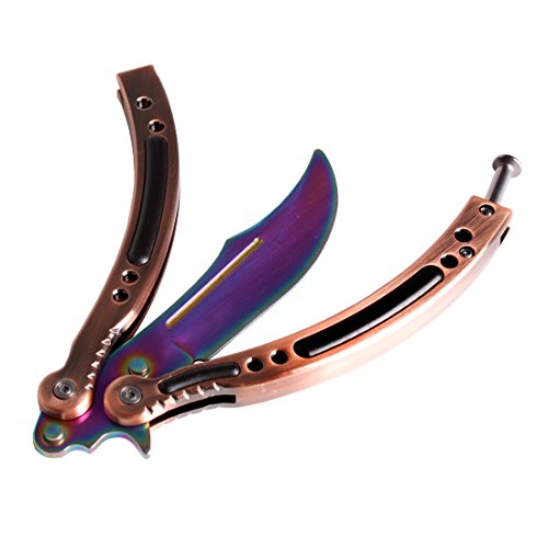 Entrenador de Mariposas, Cuchillo Balisong Acero Inoxidable Curvo sin Agujeros CS/HDD13 (Hoja Arcoíris - Mango de Latón) Cover