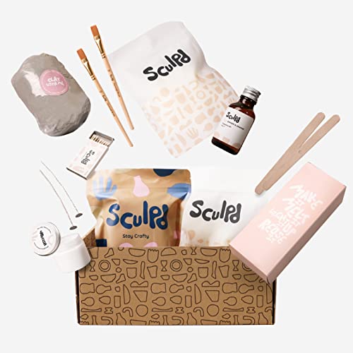 SCULPD Kerzenherstellung Keramik-Set für zwei - Starter-Set für Erwachsene mit Ton, Öko-Sojawachs, Pfingstrosen-Rosenduft-Duftöl, Lack, Werkzeug und Anleitung (evtl. nicht in deutscher Sprache) Cover