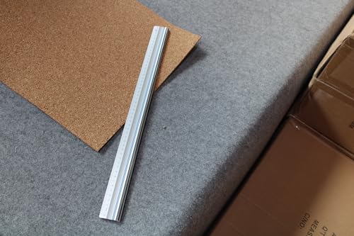 Foto von WEDO Schneidelineal 50 cm – Aluminiumlineal mit Stahlkante & rutschfester Gummilasche für exakte Schnitte – präzise Skala, robust & non-slip
