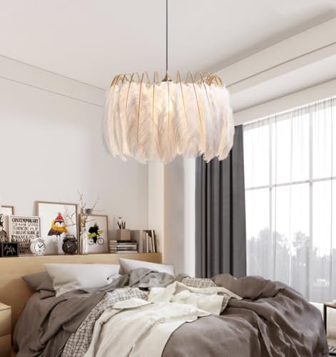Chambre poétique avec la lampe à suspension créative en plumes blanches