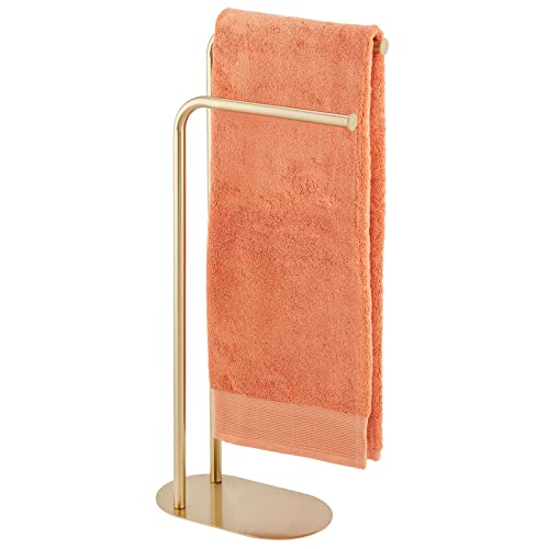 mDesign Soporte para toallas – Toallero de pie con dos barras para secar toallas grandes y pequeñas – Portatoallas compacto hecho de metal – dorado latón