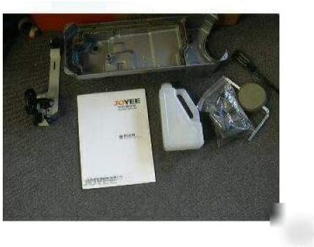 Included accessories for Yamata FY5318 sewing machine, including bobbins, needles, screwdriver, and oil bottle.