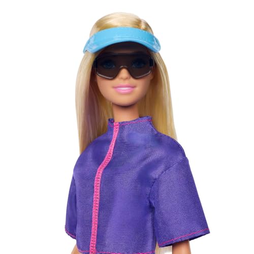 Barbie Doğa macerası temalı kıyafetleriyle Barbie 'Malibu' bebek, 10'dan fazla kamp aksesuarı ve yavru köpek figürü, JJV59