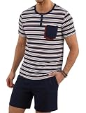 【Diseño clásico】El pijama corto para hombre tiene una parte superior con cuello redondo de abertura con botones, La parte superior presenta rayas clásicas. con un pequeño bolsillo en el pecho, que se ve moderno y simple. Estos pantalones holgados de pernera recta con prácticos bolsillos laterales combinan funcionalidad con estilo y te permiten llevar objetos pequeños contigo.