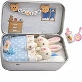 Compatto e Portatile – Ogni coniglietto è grande quanto un palmo e si infila facilmente in tasche o borsette. La robusta scatola di latta li protegge durante i viaggi, rendendo questo set un meraviglioso compagno per gite in auto, picnic o avventure all'aria aperta