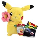 Material: Polyester Fiber Lively Moments Pokemon Plüschtier / Kuscheltier ca. 20 cm Präsent Edition Plüschfigur Pikachu mit Blume und Exklusive GRATIS Grußkarte