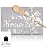Sranin Geschenk zum Einzug – Geschirrtuch mit Holz-Kochlöffel, Grußkarte & Dekoband – Neues Zuhause, Wohnung & Umzug Geschenkidee (C)
