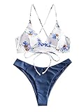 Das Bikinioberteil ist mit einem lebendigen Blumendruck übersät und verfügt über dünne, kreuz und quer verlaufende Träger, die für eine anpassbare Passform zu einem verführerischen und verstellbaren Schnürrücken zusammenfallen
