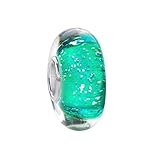 Schicker Muranoglas Bead in Grün mit transparenten Luftbläschen, ausgestattet mit einer 925 Sterling Silber Hülse. Auslieferung inkl. Materia Satin Schmuckbeutel.