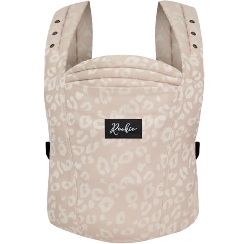 Rookie Babytrage ab Geburt - Ergonomisch Bequem Bio-Stoffe - Premium Elite Design - Baby Trage schnell & einfach angelegt - Baby carrier für Neugeborene bis 2 Jahre (Leo Beige)