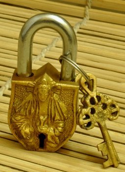 Cadenas en laiton Bouddha pour sublimer vos meubles anciens et coffres en bois
