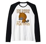 Photo Gallery uomo stay curious giocoso ornitorinco divertente abbigliamento kawaii platypus maglia con maniche raglan Photo Gallery uomo stay curious giocoso ornitorinco divertente abbigliamento kawaii platypus maglia con maniche raglan