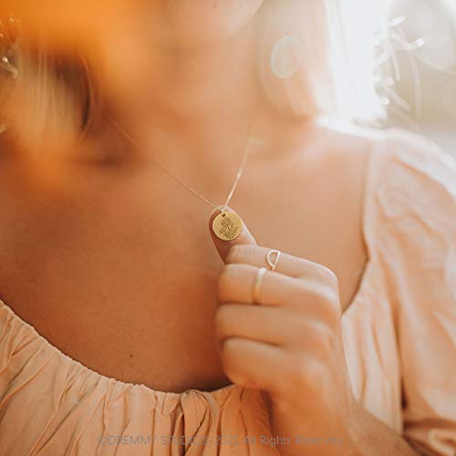 Dremmy Studios Birth Month Flower Pendant Necklace 18K Gold Plated Dainty Simple Month Birth Floral Disc Pendant Engrave Coin Necklace Minimalist Delicate Custom For Mom Daughter Gift For Her #TOP3