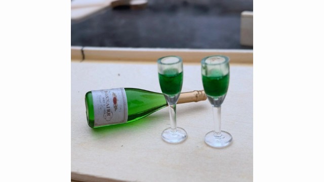 Juego de champán para casa de muñecas, modelo de simulación en miniatura, botellas de vino realistas con copas de vino para decoración de casa de muñecas, regalos para aliviar el estrés