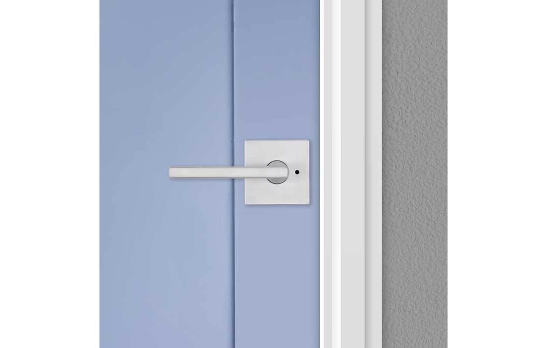 Kwikset 730HFLSQT-26D - Manija Halifax con cerradura de puerta cuadrada de privacidad con pestillo 6AL y acabado cromado satinado RCS Strike