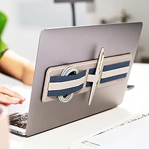 Beblau Shift Laptop & Kabel Organizer zum Ankleben | Vertikaler Organizer für Schreibtisch & Rucksack | Abnehmbar, Rückstandsfrei & Wiederverwendbar | Für Laptops ab 12" | Stahlblau