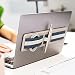 Beblau Shift Laptop & Kabel Organizer zum Ankleben | Vertikaler Organizer für Schreibtisch & Rucksack | Abnehmbar, Rückstandsfrei & Wiederverwendbar | Für Laptops ab 12" | Stahlblau