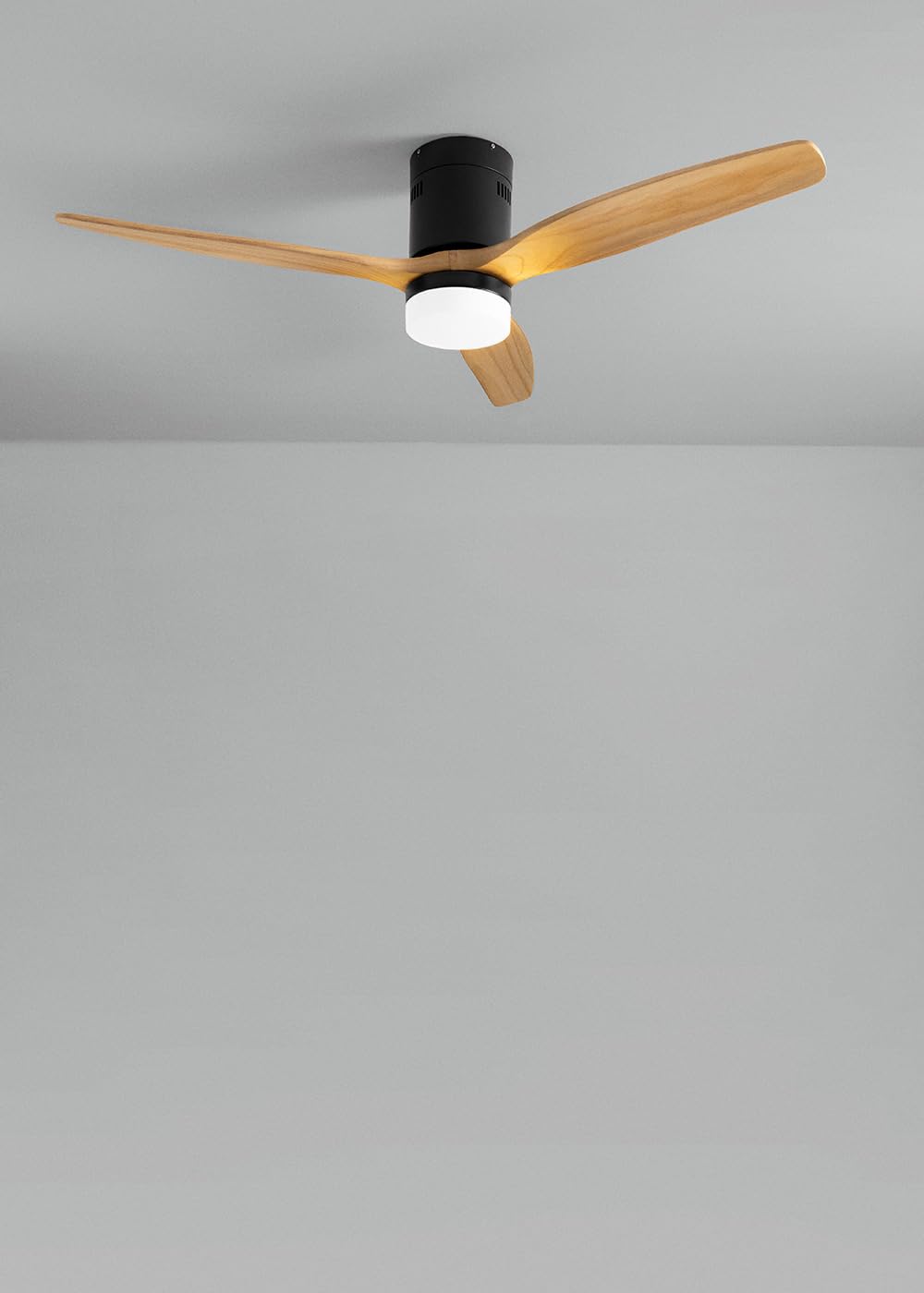 CREATE / WINDCALM NATURAL WOOD M/Ventilador techo con luz negro aspas madera clara y mando / 40W, Temporizador, Ø132 cm, 6 velocidades, 3 temperaturas de luz, función verano-invierno
