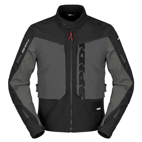 Giacca di media lunghezza, ideale per i tour avventura ed enduro Tessuto in poliammide ad alta tenacità spessore 1,0/1,1 mm per un'estrema resistenza all'abrasione Strisce riflettenti 3M per una migliore visibilità durante la guida notturna Due aperture di ventilazione sul petto per una circolazione ottimale dell'aria Ampia tasca posteriore, perfetta per riporre un kit di protezione dalla pioggia Cerniere YKK Vislon per un'elevata durata Inserti elastici sugli avambracci per una migliore mobilità Cintura regolabile per una vestibilità personalizzata Tasca interna impermeabile per riporre gli oggetti in modo sicuro Compatibile con Step-In-W...