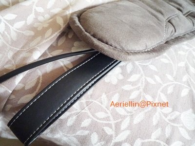 Close-up of the durable black strap with white stitching on the OSIM uPapa Hug IV massager, designed for securing the device during use.