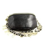 Riñonera Guess de piel negra con logotipo perforado. Cinturón con cadena y colgantes colgantes, bolsillos interiores y cierre con cremallera. Bolsa protectora. Las medidas de este modelo son: longitud 14 cm; ancho 22 cm; grosor 7 cm.